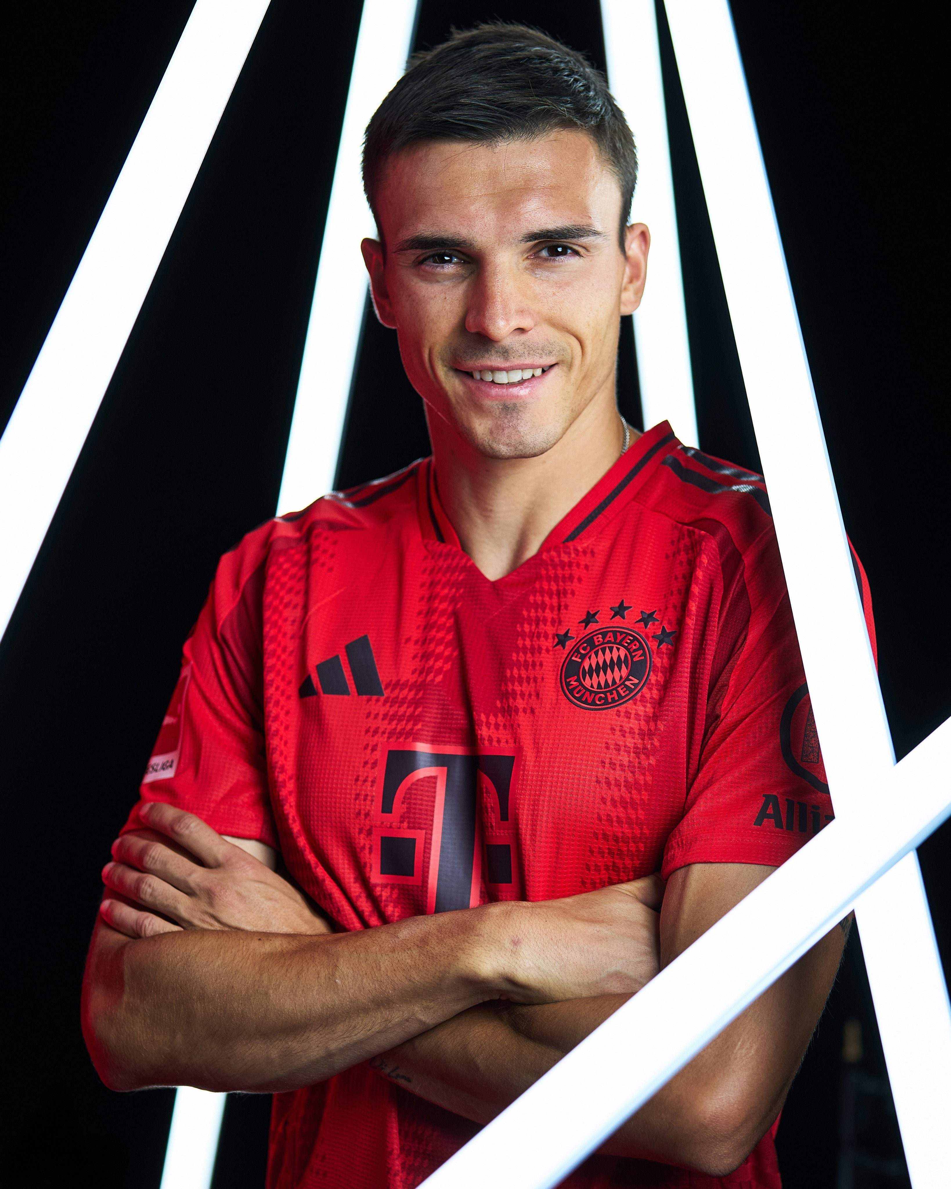 包含拜仁慕尼黑中场大将助攻数居联赛榜首的词条