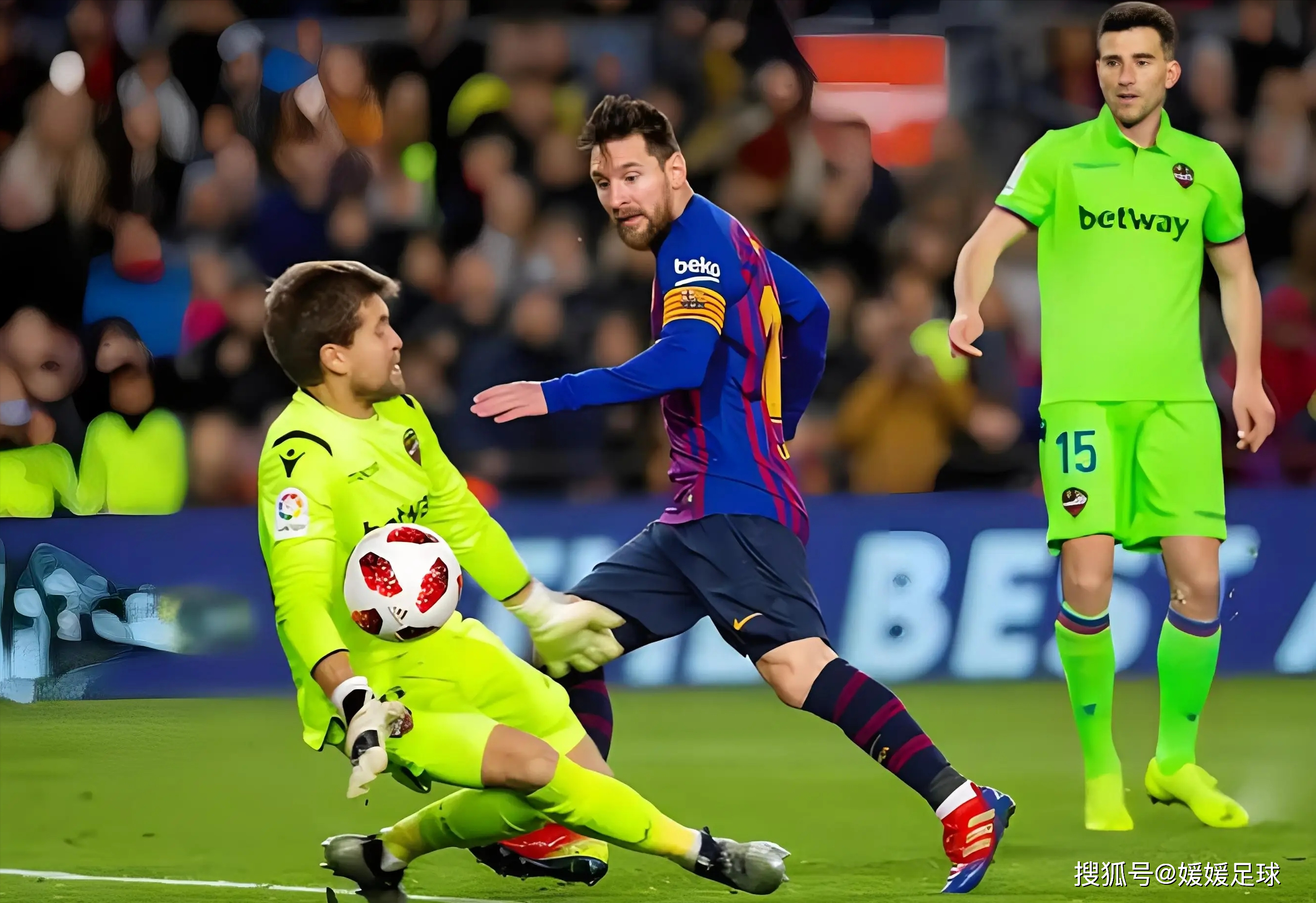 包含足球对决一触即发，场面激动人心的词条