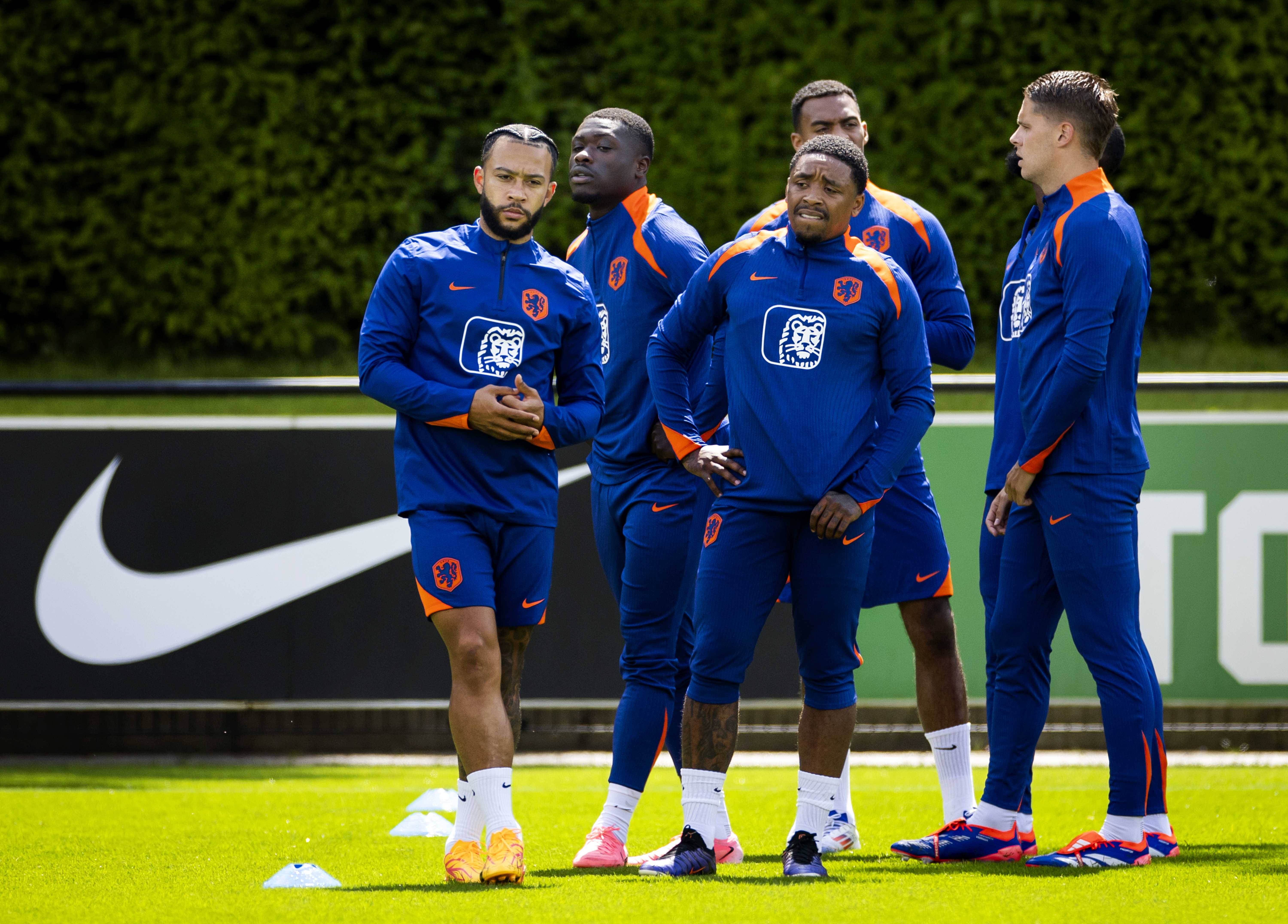 荷兰豪取连胜，轻松晋级欧洲杯强